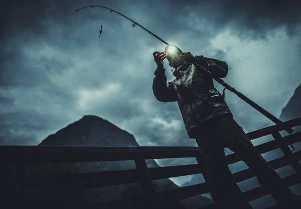 Tecnologia em suas mãos: lanternas de cabeça para pesca noturna