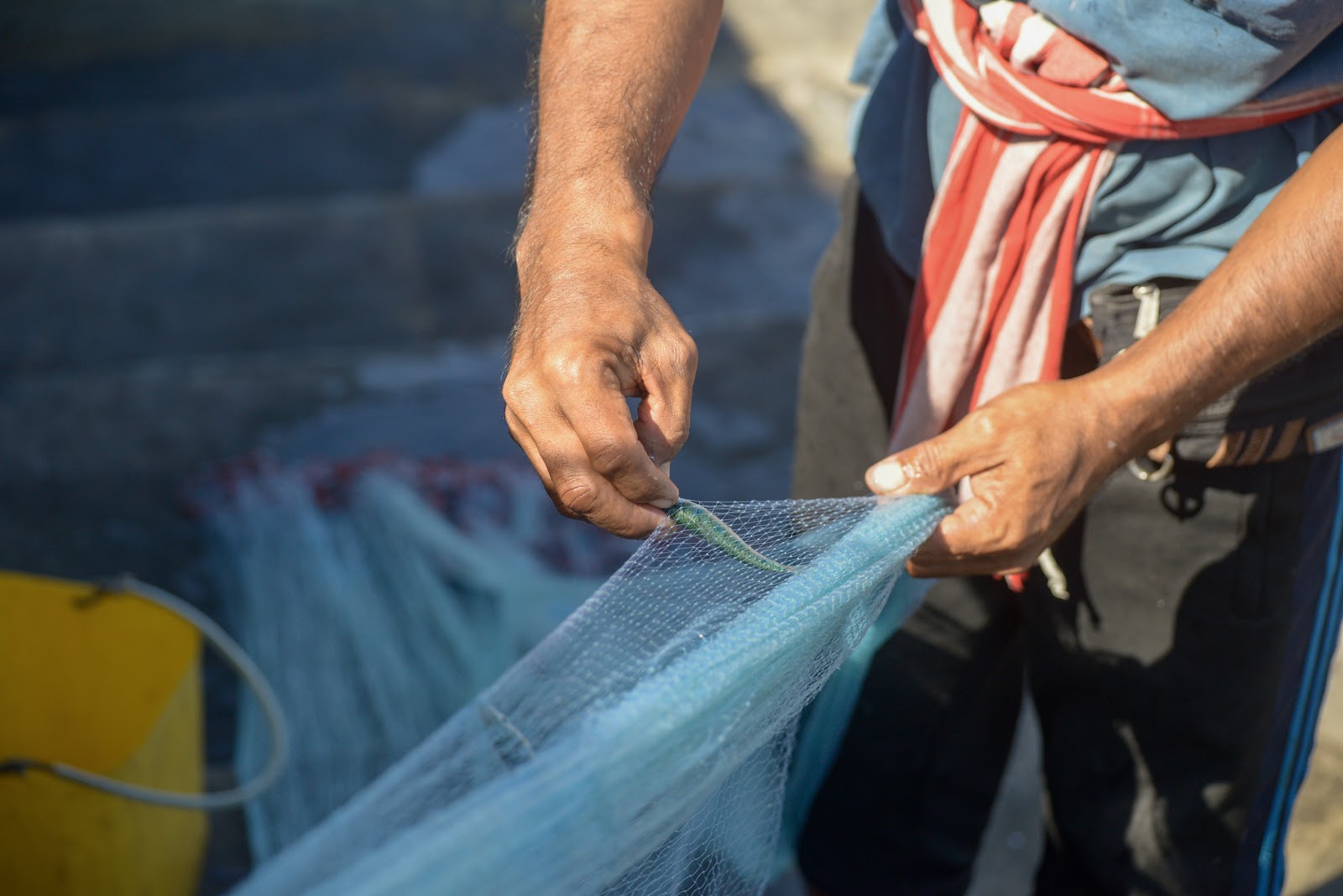 A importância de utilizar agulhas para tecer rede de pesca